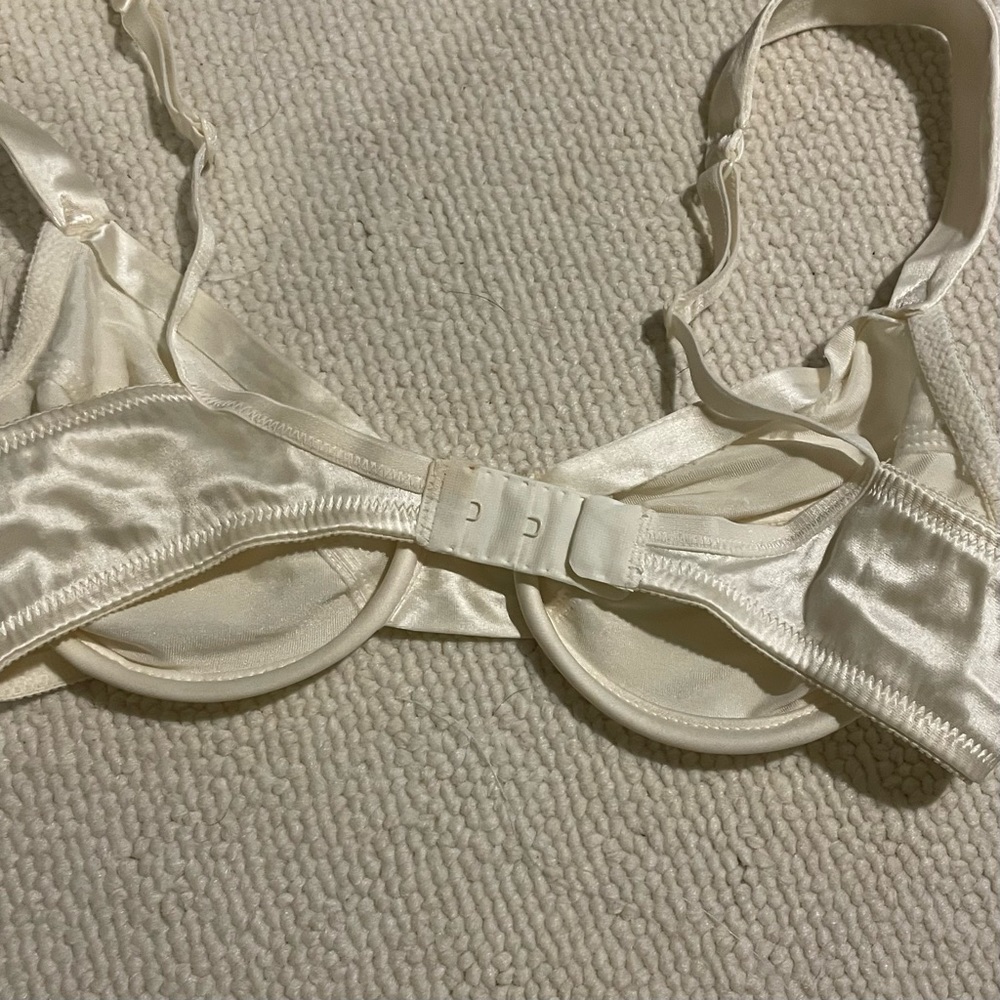 VICTORIA S SECRET SET OF 3 CREME COLOR BRAS SIZE 34B - Picture 5 of 9